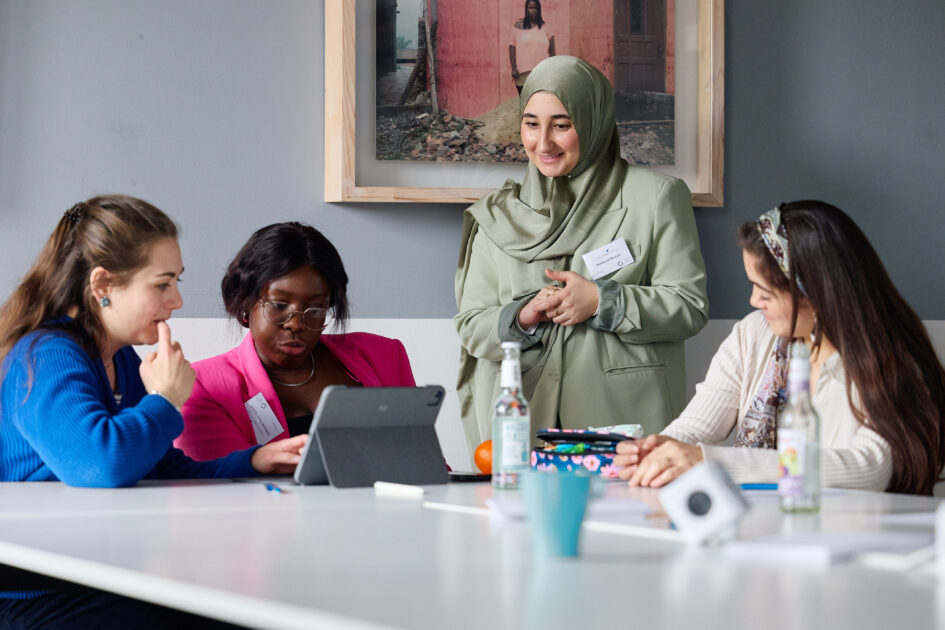 Austausch ziwschen vier Frauen bei einem Vernetzungstreffen.