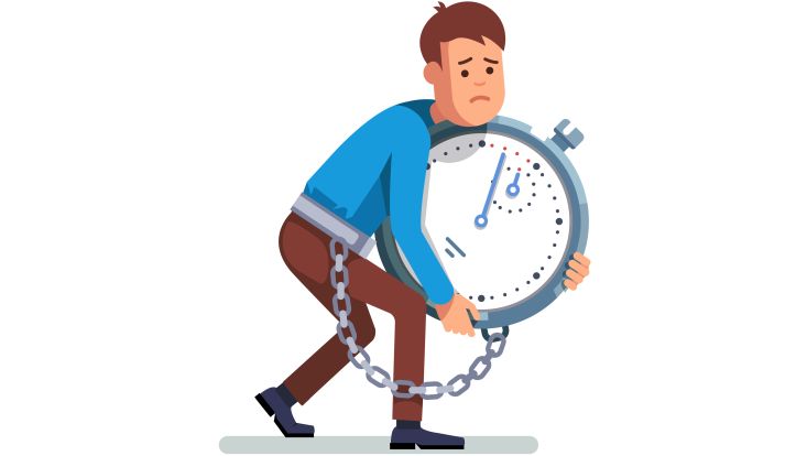 Eine Person trägt eine große Taschenuhr mit Kette.