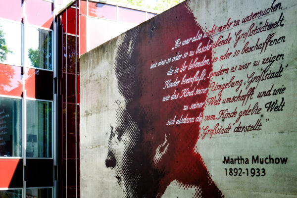 Martha Muchow-Graffiti an der Fassade der Bibliothek