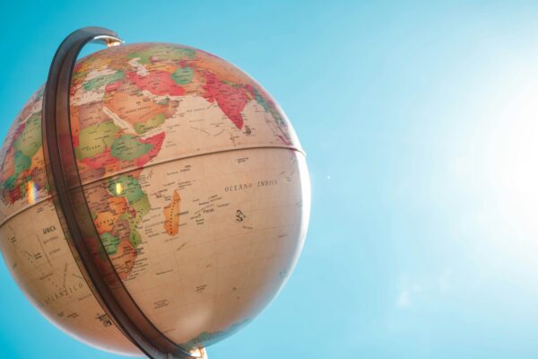 Globus in Braun und Grüntönen mit Sicht auf Afrika und den indischen Ozean
