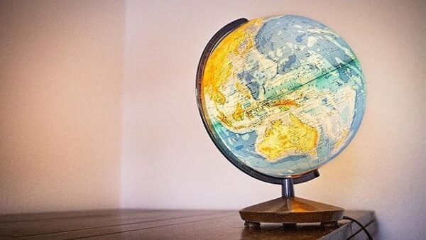 beleuchteter Globus auf einem Tisch