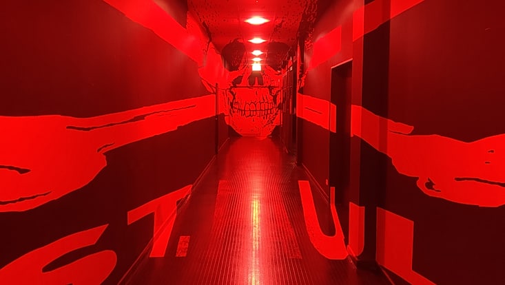 St.Pauli Spielertunnel. Rote Wände mit weißem Totenkopf und St.Pauli Schriftzug